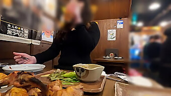 아마추어 일본 커플이 거유 여성과 집에서 촬영한 비디오에서 카메라에 포착됩니다