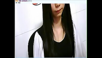 Adolescente China Se Complace En La Webcam