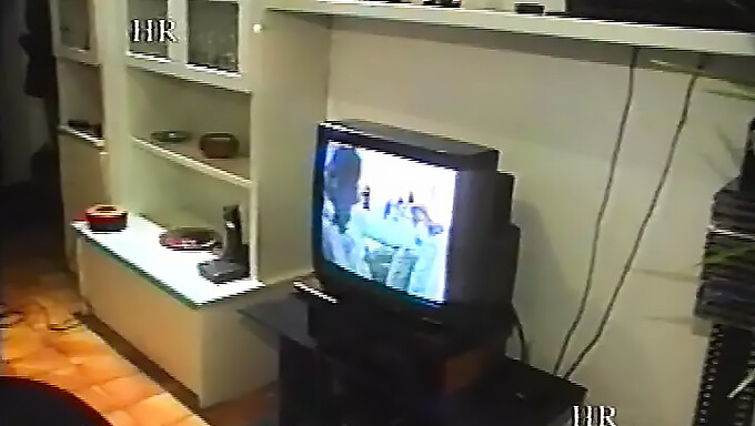 Femme Amateur Partage Avec Un Ami Italien Vintage Dans Une Vidéo Maison