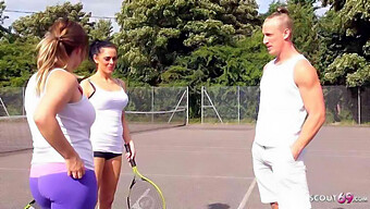 După Un Meci De Tenis, Prietena Fiului Lui Jess Scotland O Convinge Să Facă Sex Cu Ea