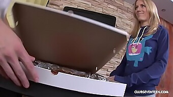 Garota Adolescente Entregadora De Pizza Enfrenta Um Pau Grande Por Trás. Ela É Fodida Com Força E Profundidade!