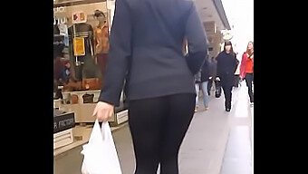 Voyeuristisches Vergnügen: Attraktive Frau In Einer Formbetonten Leggings Im Fitnessstudio