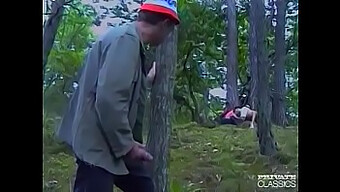 Treveis Anal Action I Skogen