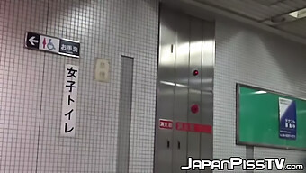 日本の美女たちが公衆トイレでおしっこをして、録画される