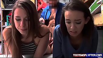 Uniforme Tieners Charity Crawford En Zoey Laine Worden Gestraft Omdat Ze Betrapt Zijn