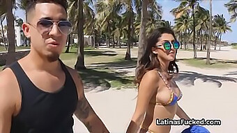 Bella Latina In Bikini Si Gode Un Viaggio In Spiaggia