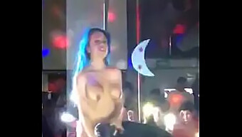 Lezbiyen Striptiz Kulübü, Am Yalama Ile Karşılaşıyor