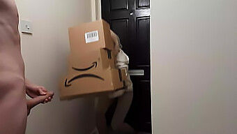 Een Man In Nood Zoekt Hulp Bij Een Amazon-Bezorger En Zij Helpt Hem Een Hoogtepunt Te Bereiken