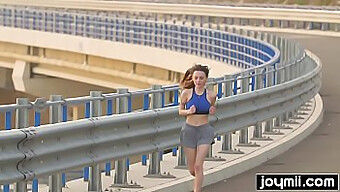 La Jeune Brune De Joymii Fait Une Fellation Après Un Entraînement