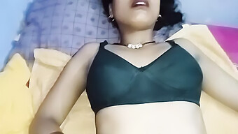 Esposa India Se Entrega Al Sexo Caliente Con Su Amante, Capturado En Video Casero