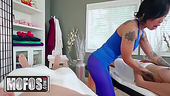 Honey Gold Et Brenna Sparks Dans Un Massage Chaud À Trois